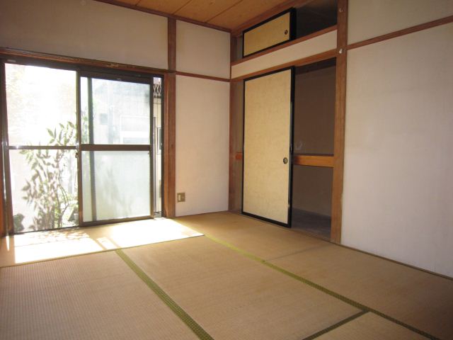 Living and room. Japanese-style room is southwestward
