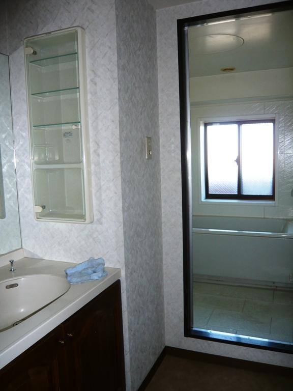 Bathroom. Indoor (12 May 2013) Shooting