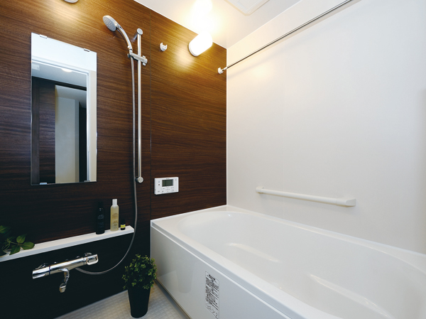 Bathing-wash room.  [Bathroom] Family friendly to everyone, It was low straddle height of the tub, Low-floor type of bathtub, Floor has adopted a thermo floor. Also, Prevent and fall accident in the bath, We established the bathroom handrail.
