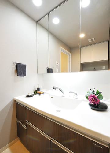 Bathing-wash room.  [Vanity room] Adopt an integrated no molded seam Square bowl top plate counter and bowl. Care is easily, Always, Clean keep around vanity. It was provided with a space that can accommodate the health meter at the bottom of the wash basin.