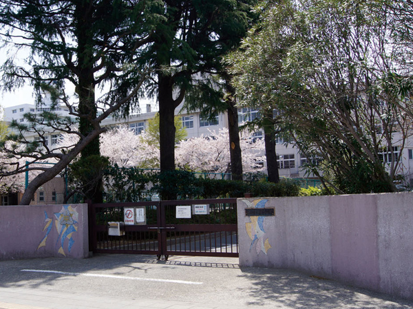 Surrounding environment. Donghua junior high school (19 minutes walk / Also address the small number of people education for foster learn their own power about 1500m) learning surface. Also, Also promote the education of the heart through the greetings exercise and volunteer activities.