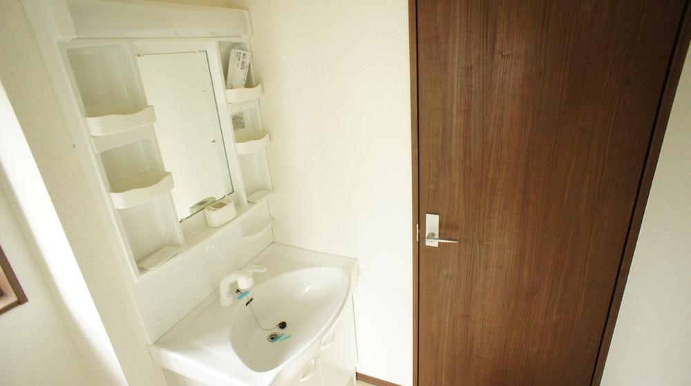 Wash basin, toilet. Same specification example