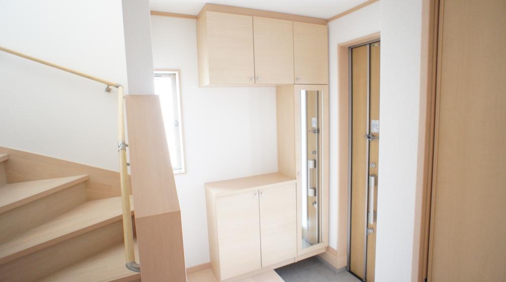 Entrance. Same specifications Photos