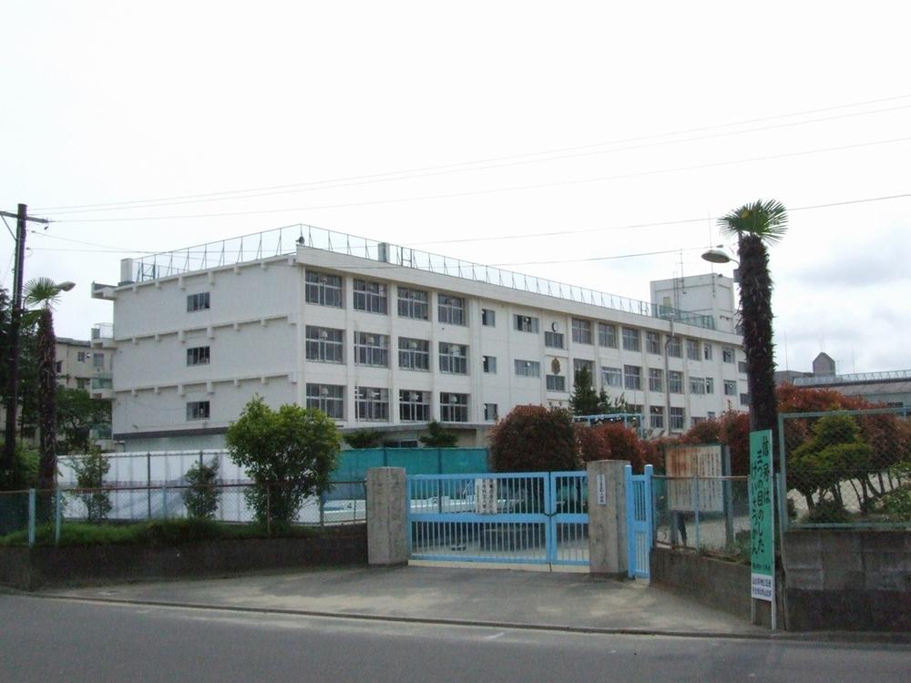 Primary school. 1400m until Higashinaga the town elementary school