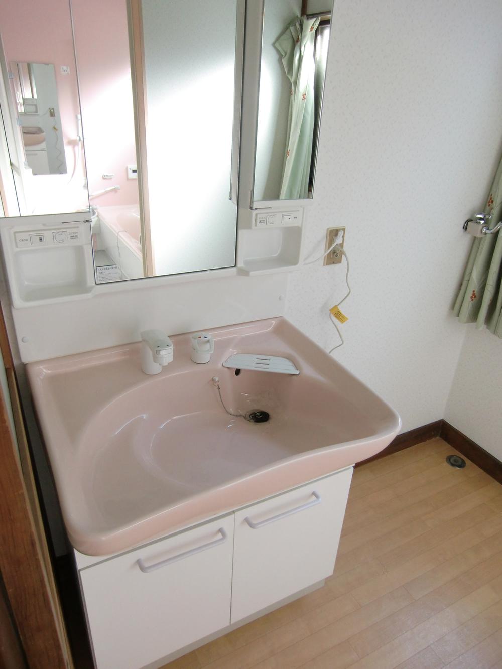 Wash basin, toilet. Indoor (February 2009) Shooting