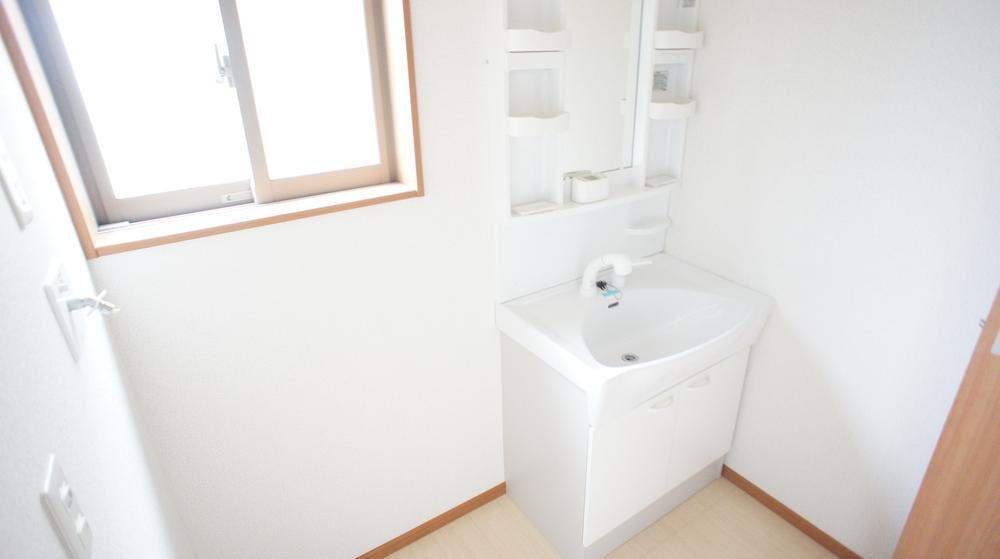 Wash basin, toilet. Same specifications Photos