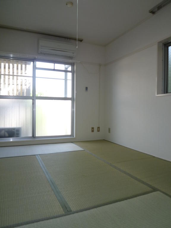 Living and room. Since it is a corner room comes with a window (photo right).