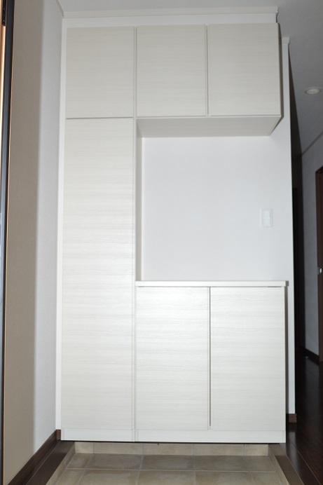 Entrance. Same specifications Shoes cloak