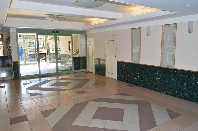 Entrance. Common areas