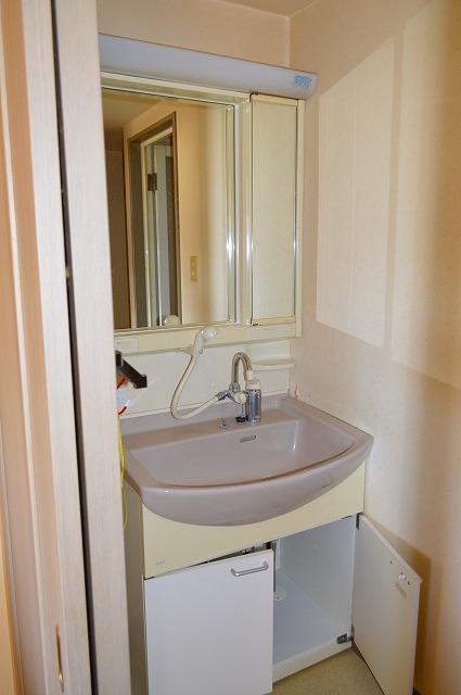 Wash basin, toilet. Indoor (12 May 2013) Shooting