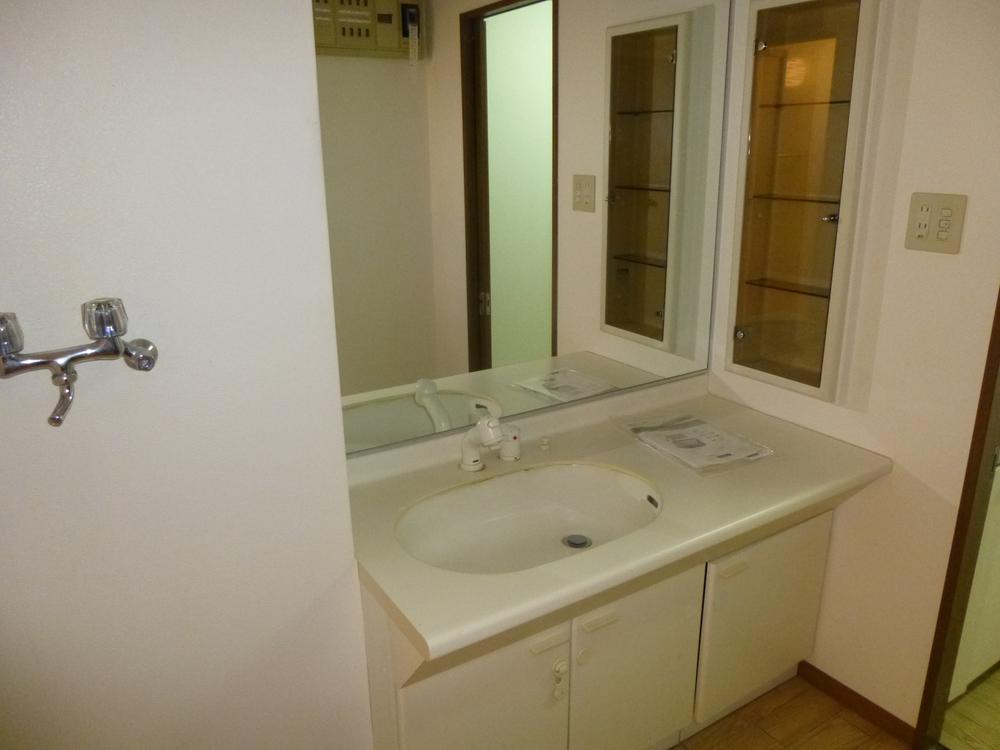 Wash basin, toilet. Indoor (July 2013) Shooting