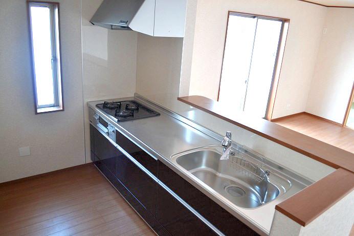 Kitchen. Same specifications Quiet sink has greatly reduce the sound and tableware sound around the splashing of water fitted with a damping material on the back side of the sink bottom. Also Serapaneru is wallpaper material of antibacterial specifications clean keep the kitchen wall with a simple care (^ 0 ^) / Water purifier on earth