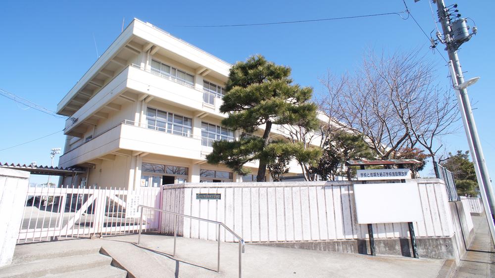 Primary school. 560m to the east, Shiromaru elementary school