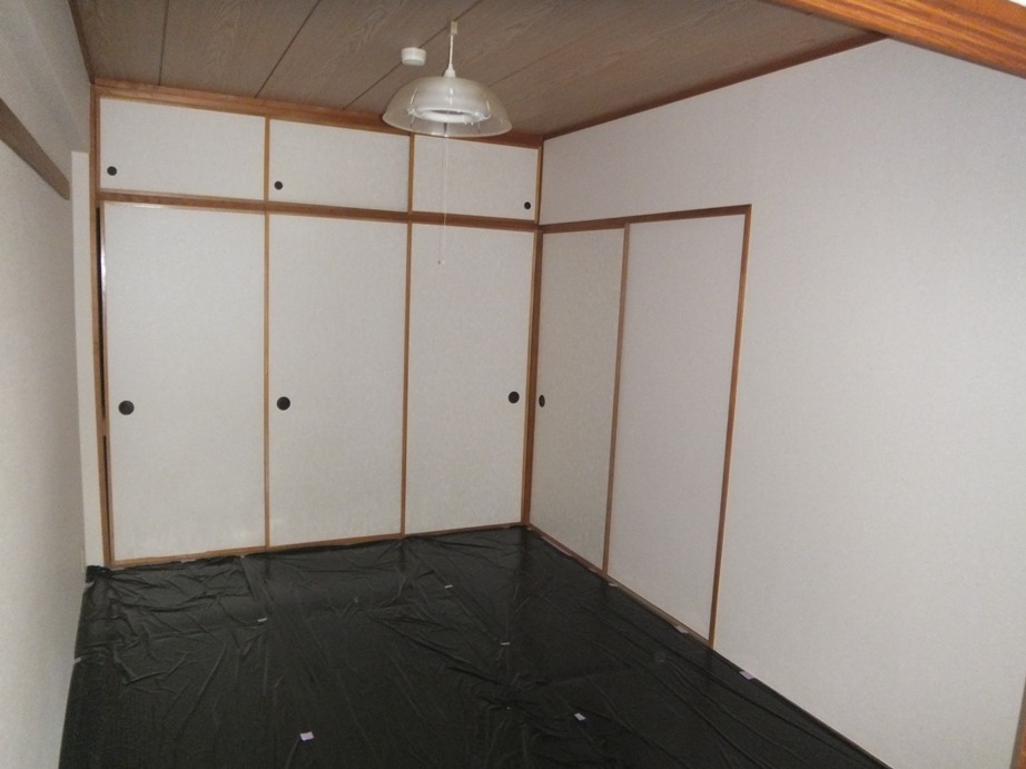 Other room space. Re-covering the sliding door of a Japanese-style room, Tatami was Omotegae.