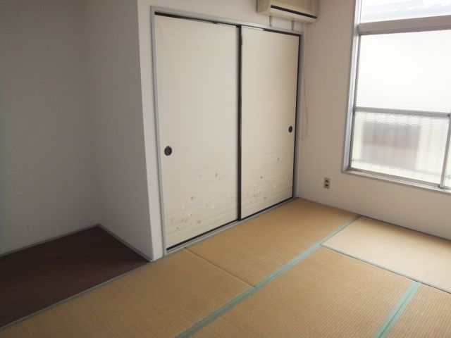 Living and room. It is a popular 2 Kaikaku room.