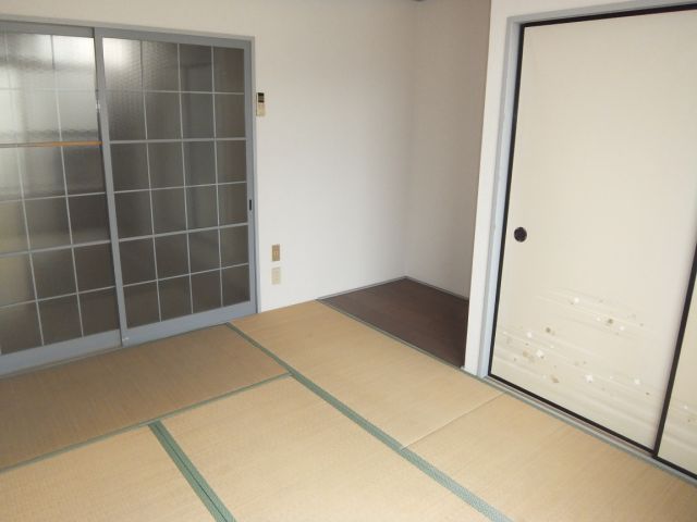Living and room. Widely felt because of the plates to 6 quires of Japanese-style room.