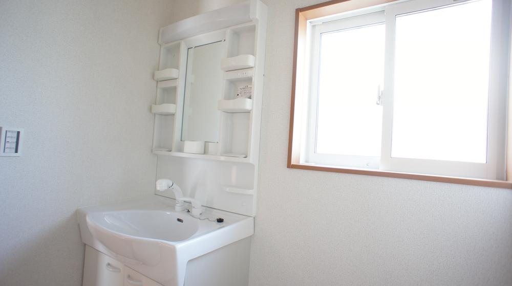 Wash basin, toilet. Same specification example