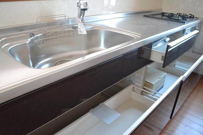 Same specifications photo (kitchen). Building 2 Quiet sink has greatly reduce the sound and tableware sound around the splashing of water fitted with a damping material on the back side of the sink bottom. Also Serapaneru is wallpaper material of antibacterial specifications clean keep the kitchen wall with a simple care (^ 0 ^) /