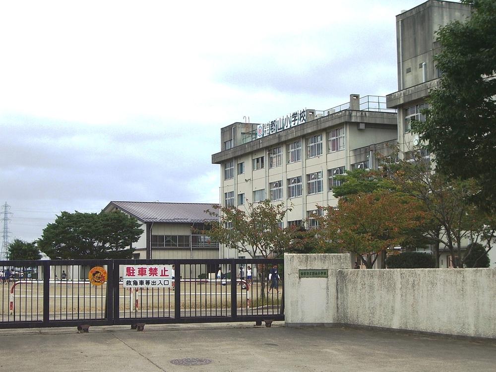 Primary school. 1200m to Koriyama elementary school