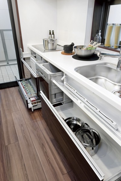 Rest assured IH cooking heater without a fire. Kitchen around there is a slide cabinet with storage capacity is also not cluttered.  ※ Built-in dishwasher is optional