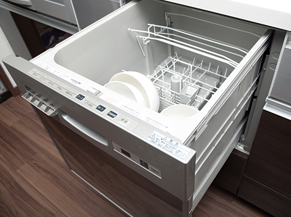 Kitchen.  [Built-in dishwasher] Carried out from the wash with a single switch to dryness in automatic, Built-in type of dishwasher that will reduce the burden of housework. (Paid option)