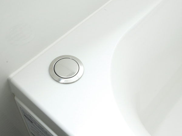 Bathing-wash room.  [Pop-up drain plug] Exit tub of hot water with one push, Adopted a pop-up drain plug. You can pull out the hot water not wet your hands.