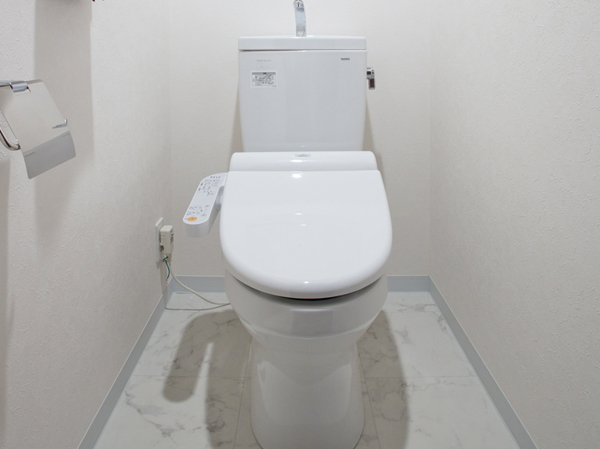 Toilet.  [Washlet toilet] Water-saving ・ Equipped with a bidet toilet that were considered in the power-saving. Heating toilet seat, Comfortable performance such as deodorizing function was also to enrich.