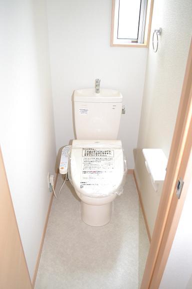 Toilet. Same specifications Bidet ・ Bidet ・ Auto power deodorizing ・ Seat sensor ・ Heating toilet seat ・ Toilet seat and lid soft closure ・ Timer power saving ・ Random power-saving ・ Toilet seat and lid one-touch detachable ・ Nozzle cleaning function ・ antibacterial