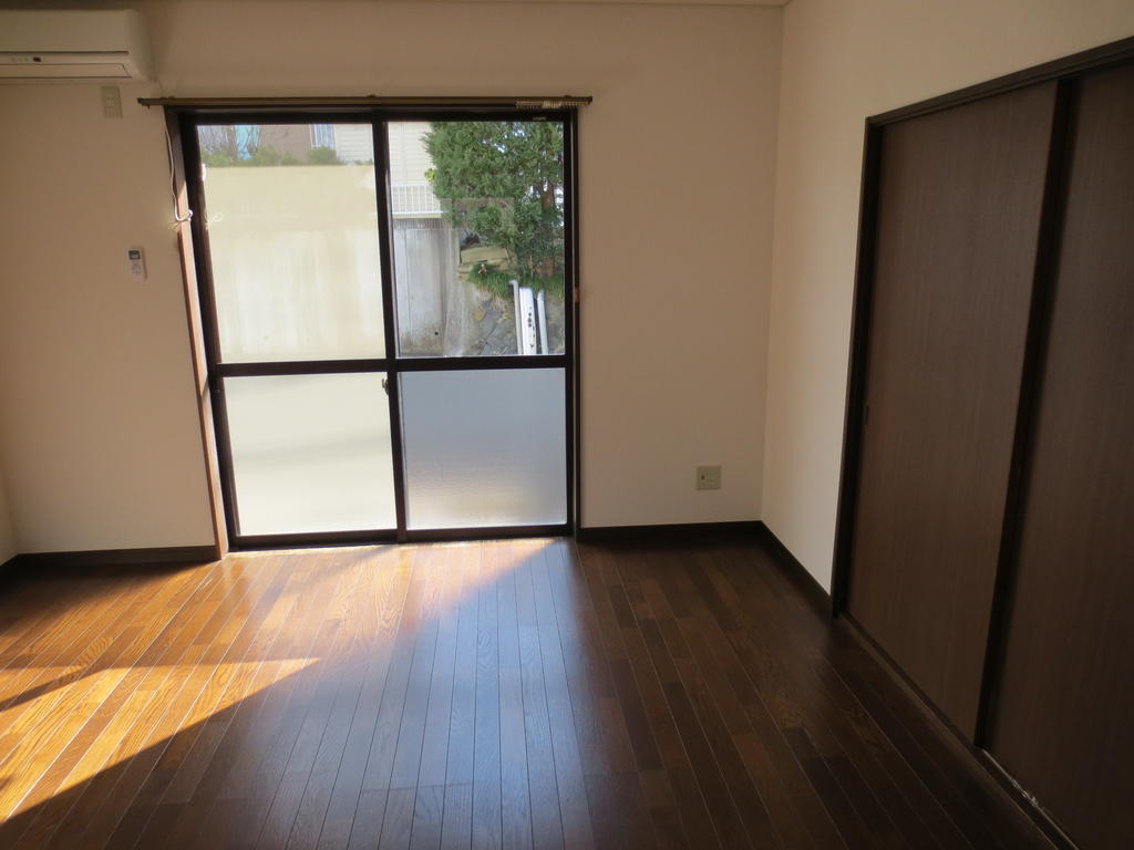 Living and room. Western-style 8 tatami mat and next to is Japanese-style room of continued