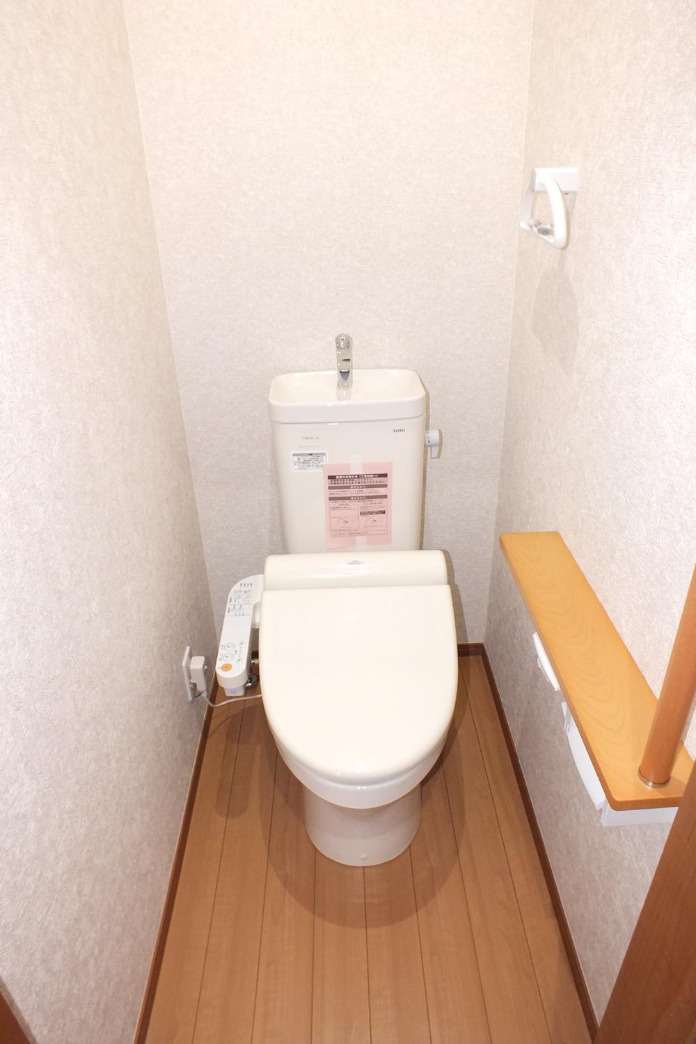 Toilet. ● same specifications ●