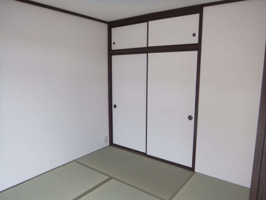 Other room space. Also it comes with a closet in the 6-mat Japanese-style.