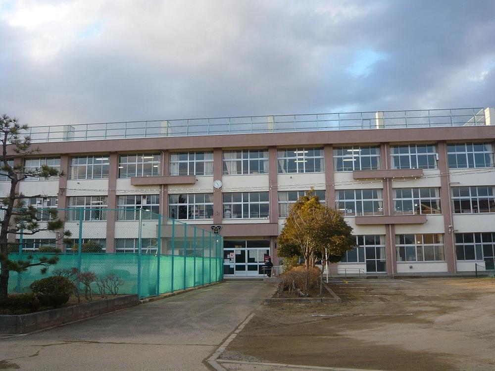 Junior high school. 800m until Yamada Junior High School