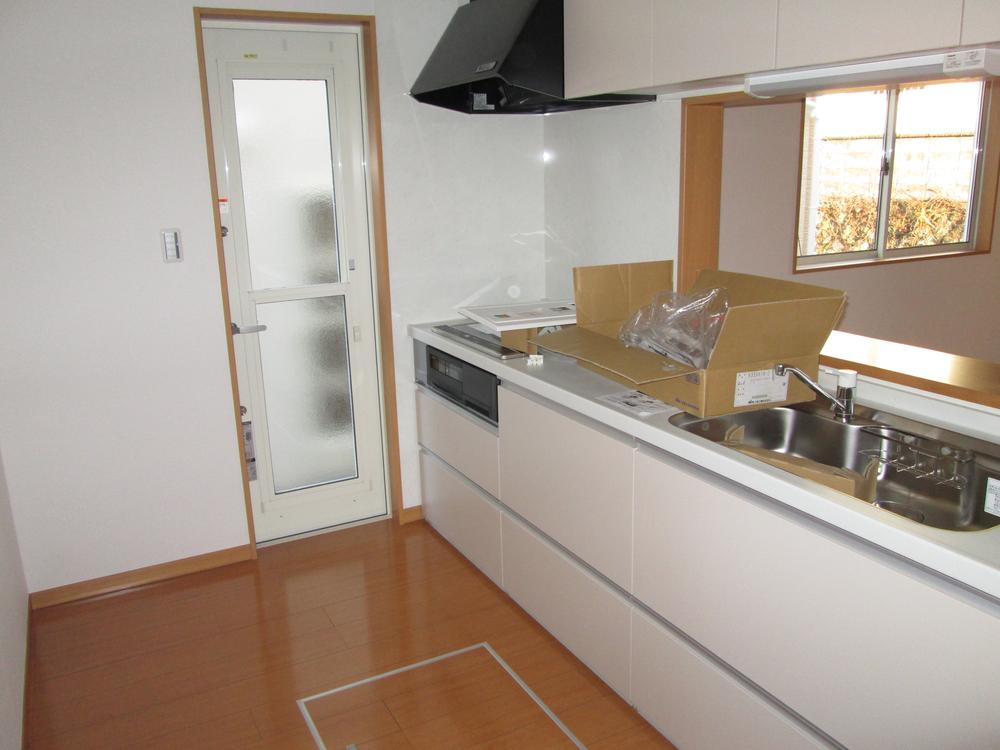 Kitchen. Armoire hanging in IH cooking heater & All slide storage! It is also equipped with under-floor storage
