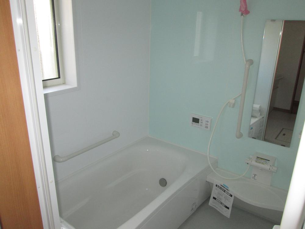 Bathroom. It is with basin counter to leisurely bath large mirror of 1 pyeong size.