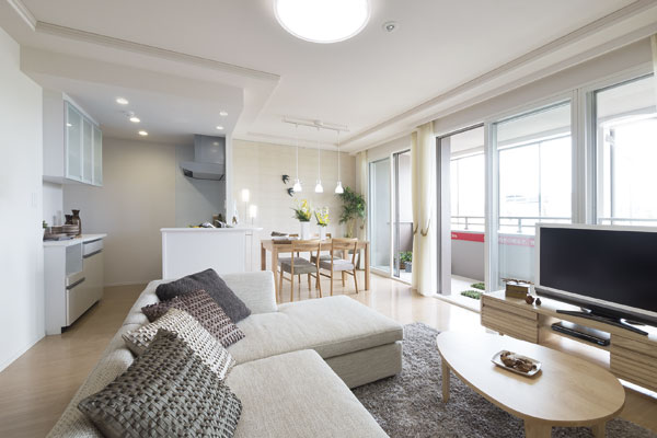 Continuous with open kitchen, Wide living ・ dining. Balcony about width 7.9m, Depth of about 2.0m. Drenched sunlight, You can enjoy to the full extent of the openness of Koenmae (C2 type ・ model room)