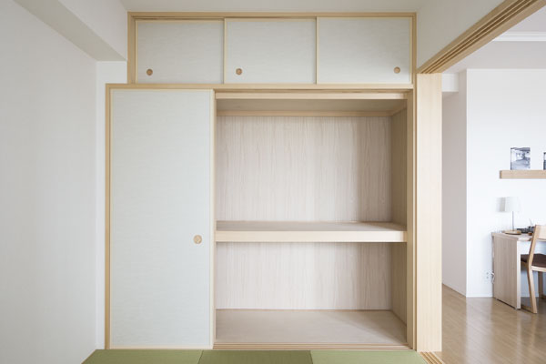The 6-mat Japanese-style room, Sliding door three ・ Ensure the closet of 1 between a half. Attached also upper closet and more top, Is plenty of storage can be likely, such as bedding for visitors
