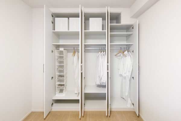 Western-style (1), Prepare a large closet of triplicate. Adopted in design to be beautiful and convenient-to-use system storage