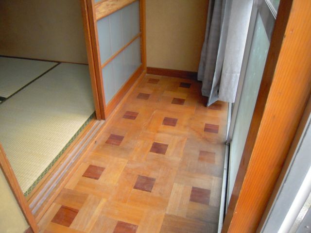 Other. It is the entrance of the room. It is full of natural light space.