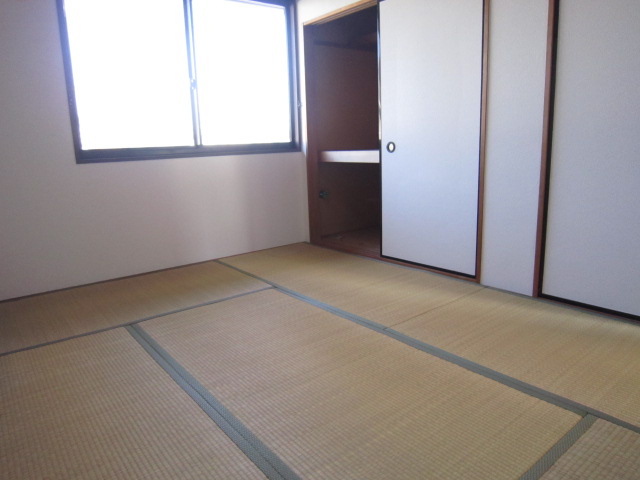 Living and room. There is also a Japanese-style room ☆