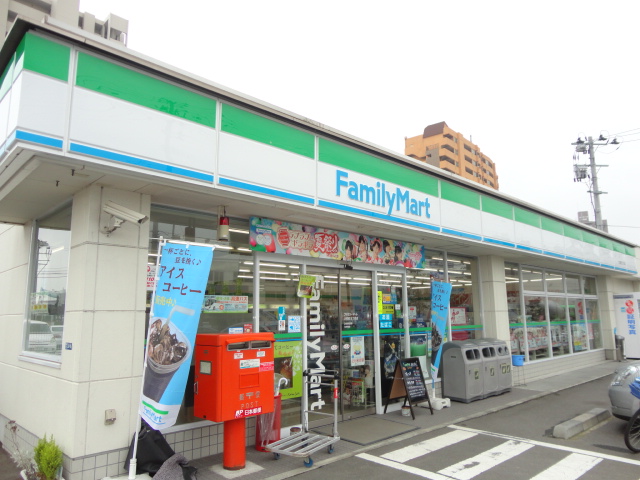 Convenience store. FamilyMart Yamato-cho Chome store up to (convenience store) 529m