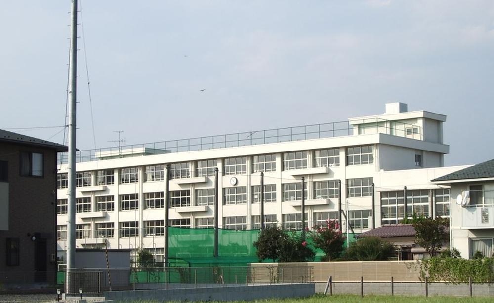 Junior high school. Minamikoizumi 600m until junior high school