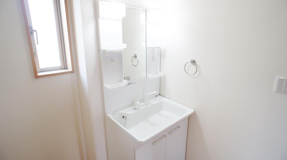 Wash basin, toilet. Rooms same specification example