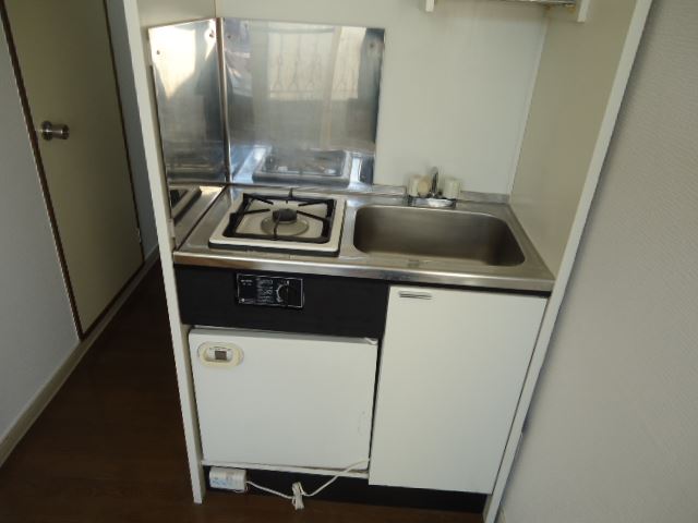 Kitchen. Mini fridge ・ Hob