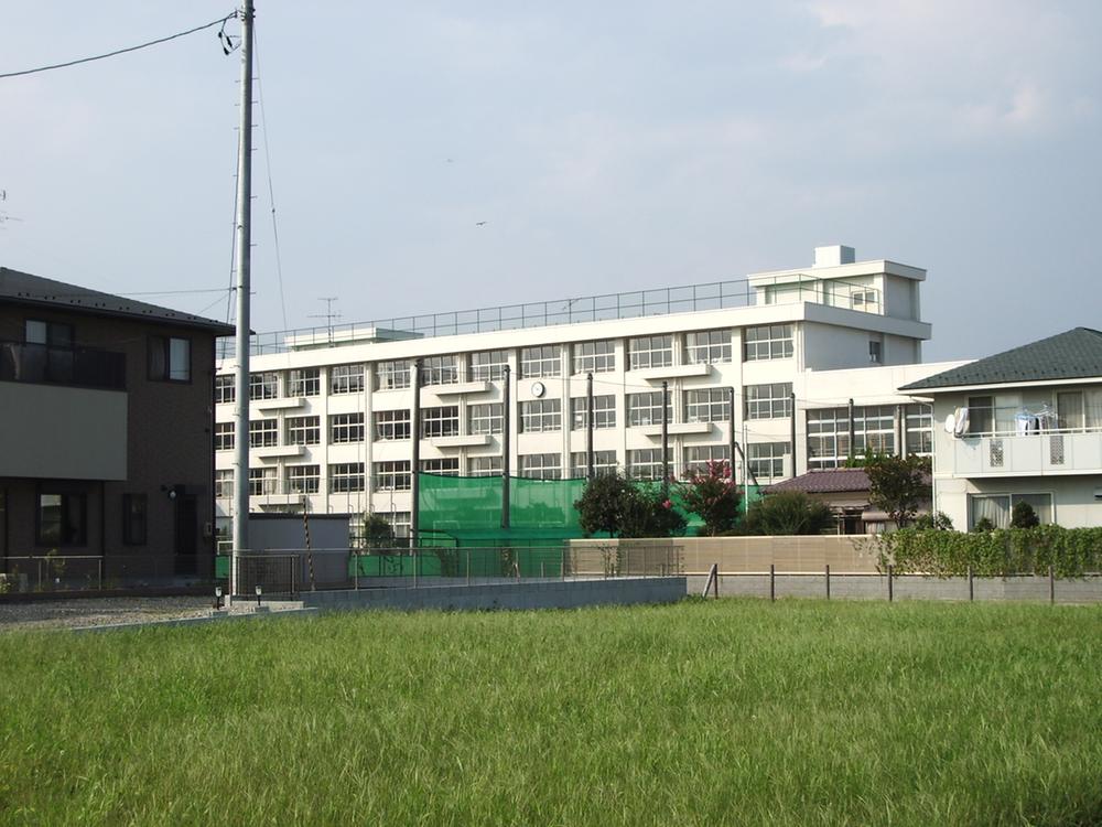Junior high school. Minamikoizumi 910m until junior high school