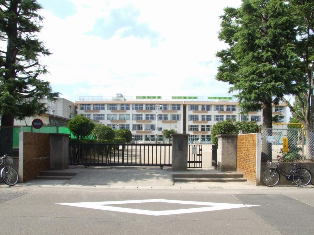 Primary school. 950m until Yamato Elementary School