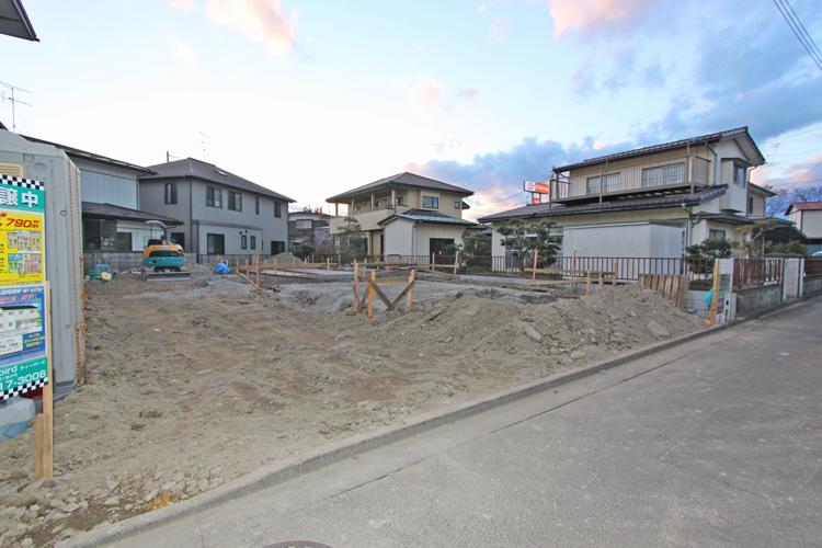 Local photos, including front road. Local (12 May 2013) Shooting