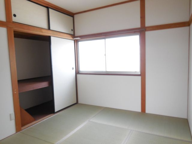Living and room. Guests can relax slowly in the Japanese-style room.