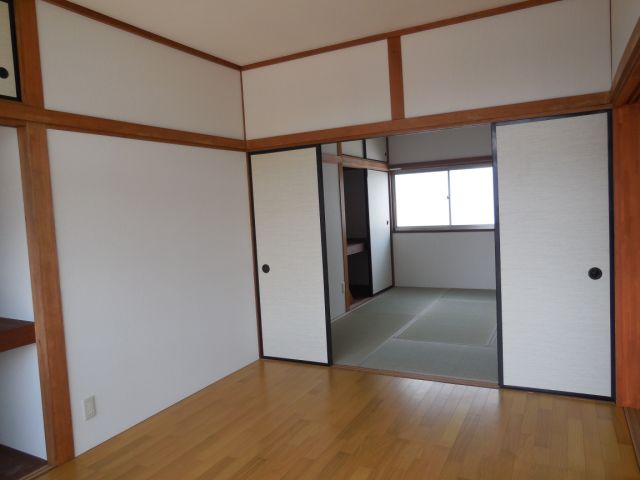 Living and room. You can enjoy both Japanese and Western is.