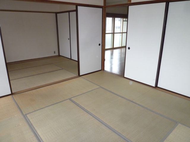 Living and room. Japanese-style ho 2 room, There is also each storage space in 8 pledge and 6 Pledge