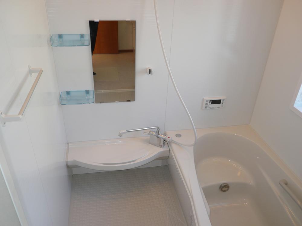 Bathroom. ● same specifications ● Automatic hot water filling, Keep warm, Yesterday marked with semi Otobasu reheating ☆ Sitz bath can also enjoy tub with bench ☆ Floor good mosaic pattern floor-drained ☆